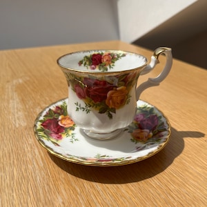 Tea cup Lavender Rose Royal Albert porcelain