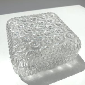 Fantastisk vintage texturerad glasskärm för taklampa / infälld lampdiffusor med en slående geometrisk reliefdesign.