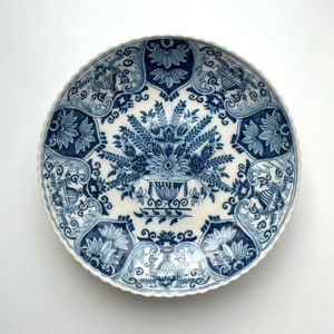 Platter Makkum Tischelaar Netherlands cobalt flowers
