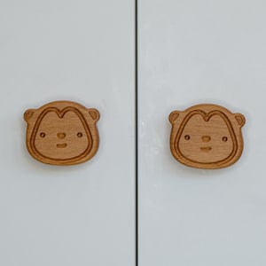 Handcrafted Monkey Drawer Pull – Wooden Animal Shaped Knob for Kids Room – Eco-Friendly Monkey Handle for Nursery Furniture (1 Piece)