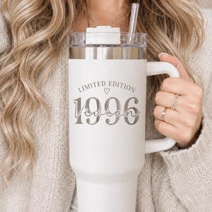 Thermobecher personalisiert zum 30. Geburtstag, Geschenk für Jahrgang 1996 mit Name, Limited Edition 40 oz Becher mit Gravur