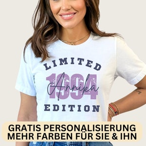 Könnte beinhalten: Ein weißes T-Shirt mit einer lila und blauen Grafik, auf der "LIMITED EDITION" mit personalisierter Jahreszahl und Name steht.