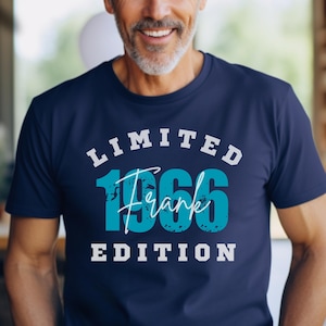 Könnte beinhalten: Ein Set aus drei Keramikbechern mit gesprenkelter, matter Oberfläche. Die Becher sind in Creme-, Hellgrau- und Dunkelgrautönen gehalten. Jede Tasse hat ein schlichtes, minimalistisches Design.