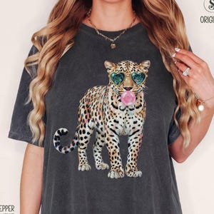 Leopard Comfort Colors Shirt Leopard Bubblegum Sunglasses T-Shirt Cute Animal Print Tee