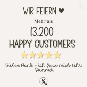 Puede incluir: Gr&aacute;fico color crema con el texto "WIR FEIERN" y un s&iacute;mbolo de coraz&oacute;n. Debajo, se lee "Mehr als 13.200 HAPPY CUSTOMERS" con cinco estrellas doradas. El texto inferior dice "Vielen Dank - ich freue mich sehr! Summer."