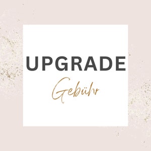Może przedstawiać: Biały kwadrat z czarnym tekstem, który mówi "UPGRADE" i złotym tekstem, który mówi "Gebühr". Tło jest jasnoróżowe z subtelnym wzorem złotych błyskotek.