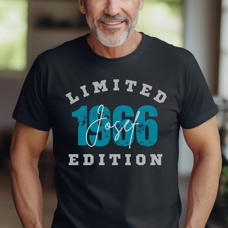 Puede incluir: Camiseta negra con el texto "LIMITED 1966 Josef EDITION" en blanco y verde azulado. La palabra "Josef" est&aacute; en cursiva. La camiseta es de cuello redondo y parece ser de algod&oacute;n.