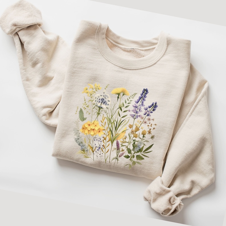 Beiges Sweatshirt mit buntem botanischen Wildblumen-Aufdruck – florales Geschenk Damen Frühling, in Deutschland veredelt, auch als T-Shirt erhältlich