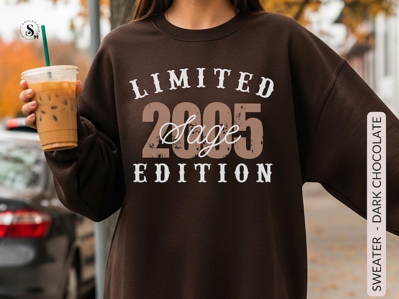 K&ouml;nnte beinhalten: Dunkelbraunes Sweatshirt mit dem Text "LIMITED 2005 Sage EDITION" in Wei&szlig; und Braun. Das Sweatshirt hat einen Rundhalsausschnitt. Das Bild zeigt auch ein Getr&auml;nk in einem transparenten Plastikbecher mit einem gr&uuml;nen Strohhalm.
