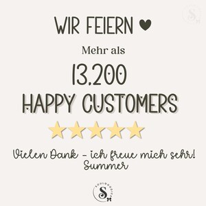 以下が含まれることがあります： 「WIR FEIERN」のテキストとハートマークが入ったクリーム色のグラフィック。下には、5つの金色の星とともに「Mehr als 13.200 HAPPY CUSTOMERS」と書かれています。一番下のテキストは「Vielen Dank - ich freue mich sehr! Summer.」です。