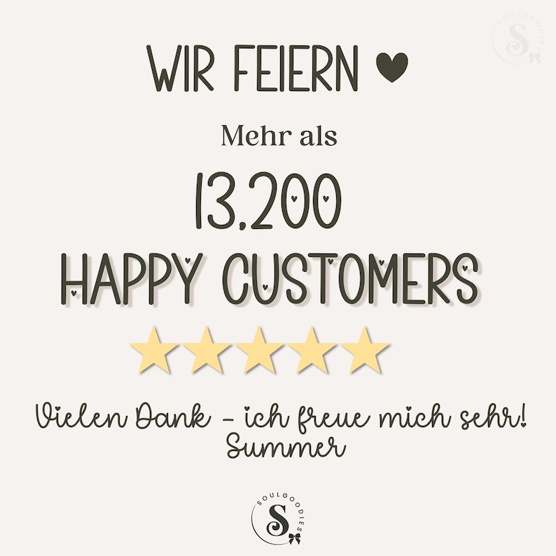 以下が含まれることがあります： 「WIR FEIERN」のテキストとハートマークが入ったクリーム色のグラフィック。下には、5つの金色の星とともに「Mehr als 13.200 HAPPY CUSTOMERS」と書かれています。一番下のテキストは「Vielen Dank - ich freue mich sehr! Summer.」です。