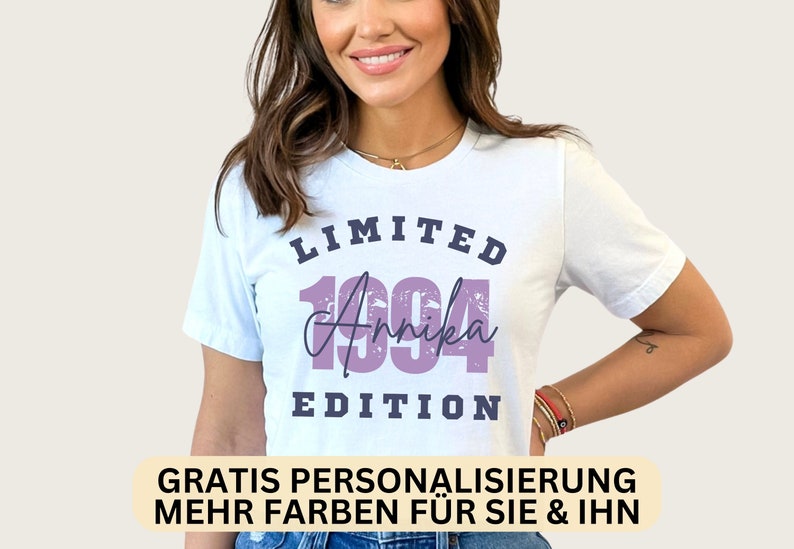 Könnte beinhalten: Ein weißes T-Shirt mit einer lila und blauen Grafik, auf der "LIMITED EDITION" mit personalisierter Jahreszahl und Name steht.