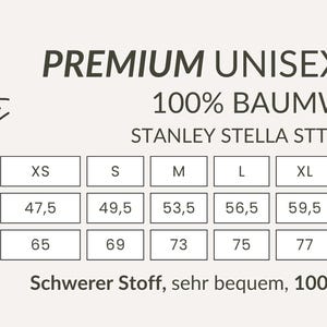 Puede incluir: Gr&aacute;fico de informaci&oacute;n del producto para una camiseta unisex Premium hecha de 100% algod&oacute;n org&aacute;nico. La tabla muestra tallas de 2XS a 3XL, con medidas en cent&iacute;metros para ancho y largo. El texto incluye "Hochwertig" y "Schwerer Stoff".
