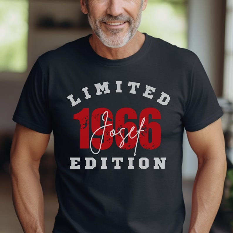 Puede incluir: Camiseta negra con el texto "LIMITED 1966 Josef EDITION" en blanco y rojo. El a&ntilde;o 1966 est&aacute; en una fuente desgastada. El nombre "Josef" est&aacute; en cursiva. La camiseta es de cuello redondo.