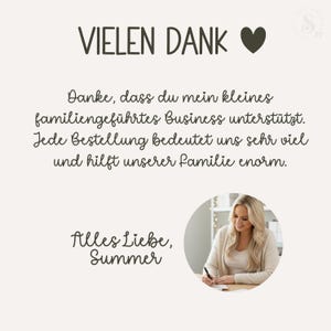 Puede incluir: Una tarjeta color crema con las palabras "VIELEN DANK" y un s&iacute;mbolo de coraz&oacute;n. La tarjeta incluye un mensaje de agradecimiento en alem&aacute;n, junto con la firma "Alles Liebe, Summer" y una peque&ntilde;a imagen de una mujer.