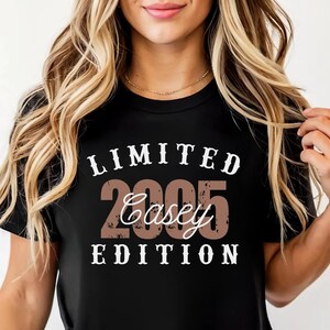 K&ouml;nnte beinhalten: Schwarzes Kurzarm-T-Shirt mit dem Text "LIMITED 2005 Casey EDITION" in wei&szlig;er und brauner Schrift. Das Shirt hat einen Rundhalsausschnitt.