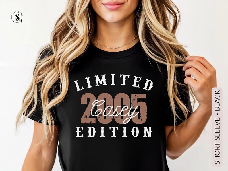K&ouml;nnte beinhalten: Schwarzes Kurzarm-T-Shirt mit dem Text "LIMITED 2005 Casey EDITION" in wei&szlig;er und brauner Schrift. Das Shirt hat einen Rundhalsausschnitt.