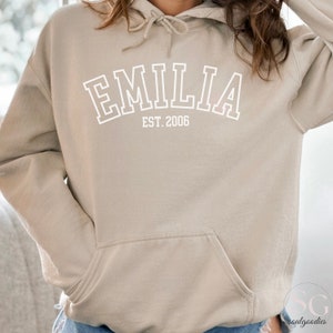 custom hoodie neutrale farben modest fashion muted colors hoodie with name and custom year geburtstag geburtsjahr sweatshirt in sand custom personalized name shrit gift birtdhay mothersday