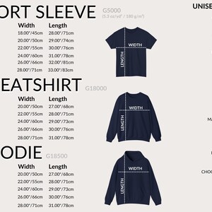 K&ouml;nnte beinhalten: Eine Gr&ouml;&szlig;entabelle f&uuml;r Kurzarm-T-Shirts, Sweatshirts und Hoodies. Die Ma&szlig;e sind in Zoll und Zentimetern angegeben. Die Tabelle enth&auml;lt Gr&ouml;&szlig;e, Breite und L&auml;nge f&uuml;r jedes Kleidungsst&uuml;ck. Farboptionen sind ebenfalls aufgef&uuml;hrt.