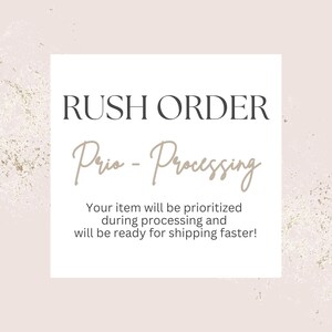 Könnte beinhalten: Ein quadratisches Grafikdesign mit den Worten "RUSH ORDER" in fetter, dunkler Schrift. Darunter steht in kursiver Schrift "Prio-Processing". Der Text darunter lautet: "Ihr Artikel wird bei der Bearbeitung priorisiert und schneller versandfertig sein!"