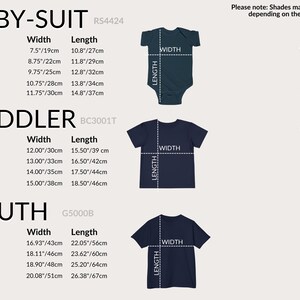 K&ouml;nnte beinhalten: Gr&ouml;&szlig;entabelle f&uuml;r Baby-Bodys, T-Shirts f&uuml;r Kleinkinder und T-Shirts f&uuml;r Jugendliche. Ma&szlig;e in Zoll und Zentimetern. Farben sind Wei&szlig;, Hellrosa, Hellblau, Sportgrau, Marine und Schwarz.