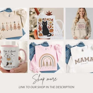 K&ouml;nnte beinhalten: Eine Sammlung cremefarbener Sweatshirts und Tassen mit verschiedenen Designs. Ein Sweatshirt zeigt ein Weihnachtsbaum-Design, ein anderes sagt "2097 Edition", und ein drittes sagt "MAMA". Die Tassen haben Katzen- und Herbstmotive.