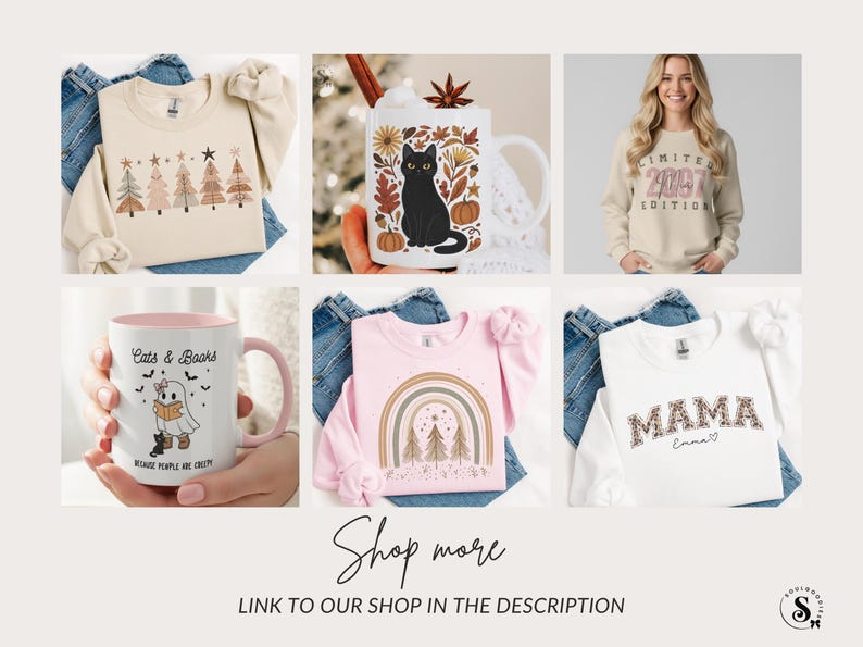 K&ouml;nnte beinhalten: Eine Sammlung cremefarbener Sweatshirts und Tassen mit verschiedenen Designs. Ein Sweatshirt zeigt ein Weihnachtsbaum-Design, ein anderes sagt "2097 Edition", und ein drittes sagt "MAMA". Die Tassen haben Katzen- und Herbstmotive.