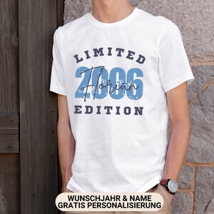 Puede incluir: Camiseta blanca con el texto "LIMITED 2006 Florian EDITION" en azul. La camiseta la lleva puesta una persona. La parte inferior de la camiseta tiene el texto "WUNSCHJAHR & NAME GRATIS PERSONALISIERUNG".