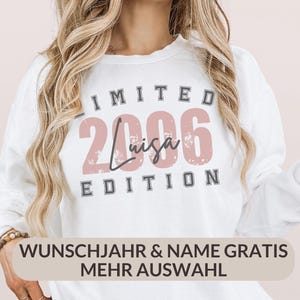 Könnte beinhalten: Weißer Langarm-Pullover mit dem Text "Limited 2006 Luisa Edition" in rosa und schwarzer Schrift.