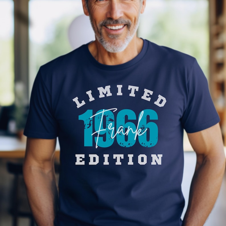 Puede incluir: Camiseta azul marino con el texto "LIMITED 1966 Frank EDITION" en blanco y turquesa. El dise&ntilde;o tiene un aspecto vintage y desgastado. Es una prenda informal.