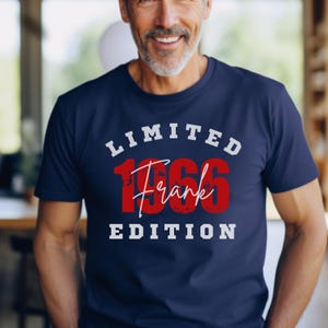 Puede incluir: Camiseta azul marino con el texto "LIMITED 1966 Frank EDITION" en blanco y rojo. La camiseta tiene cuello redondo y mangas cortas. El dise&ntilde;o est&aacute; centrado en el pecho.