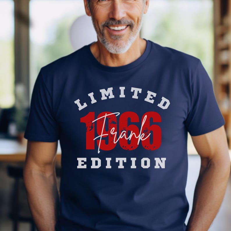 Puede incluir: Camiseta azul marino con el texto "LIMITED 1966 Frank EDITION" en blanco y rojo. La camiseta tiene cuello redondo y mangas cortas. El dise&ntilde;o est&aacute; centrado en el pecho.