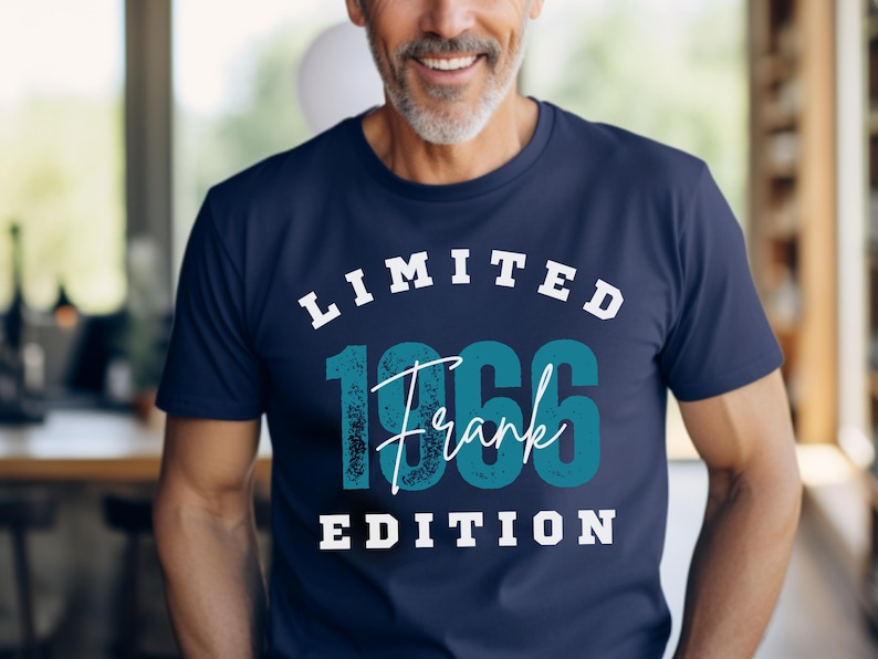 Puede incluir: Camiseta azul marino con el texto "LIMITED 1966 Frank EDITION" en blanco y turquesa. La camiseta de manga corta tiene un dise&ntilde;o centrado. La tela parece suave. El texto est&aacute; en negrita.