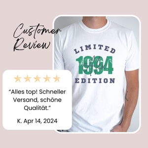 Puede incluir: Camiseta blanca con el texto "LIMITED 1994 EDITION" en verde y azul marino. Tambi&eacute;n es visible una rese&ntilde;a de cliente con cinco estrellas y el texto "Alles top! Schneller Versand, sch&ouml;ne Qualit&auml;t."