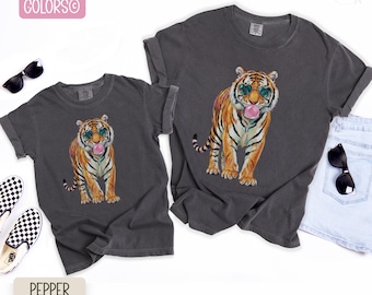 ママと私のお揃いのトラ柄シャツ – 動物柄Tシャツ Comfort Colors 大人用・子供用