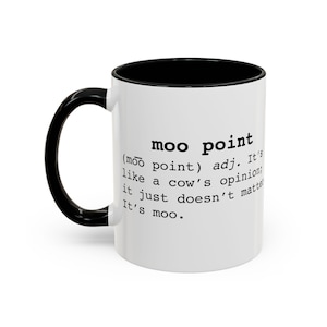 Peut inclure: Mug en céramique blanche avec une anse et un intérieur noirs. La tasse présente l'expression "moo point" en texte noir, ainsi qu'une définition. Une idée cadeau humoristique.