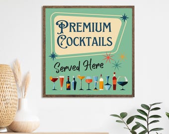 Może przedstawiać: Zielony, turkusowy znak z brązową ramą, na którym widnieje napis "Premium Cocktails Served Here" w retro czcionce. Znak jest ozdobiony kolorowymi szklankami do koktajli i butelkami.