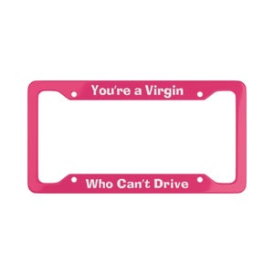 Op de afbeelding: Roze plastic kentekenplaathouder met de tekst "You're a Virgin Who Can't Drive" in wit.