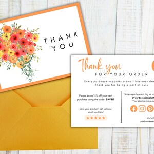 Op de afbeelding: Dankjewel kaart met een bloemenontwerp en een oranje rand. De kaart zegt "Dankjewel" in zwarte tekst. De achterkant van de kaart heeft een bedankbericht voor uw bestelling, een kortingscode en social media-iconen.