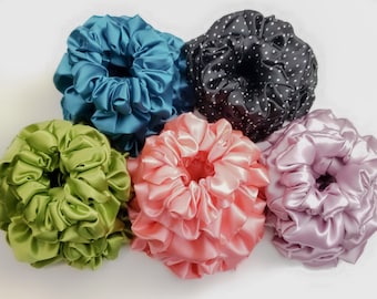 Scrunchies in raso fatti a mano disponibili in varie misure e colori