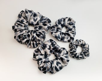 Schwarze, weiße, graue Satin Scrunchies