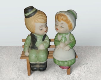 Salière et poivrière vintage en céramique, garçon et fille s'embrassant sur un objet de collection mignon