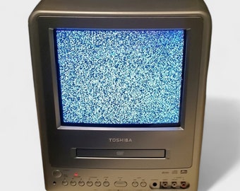 Mini televisor en blanco y negro 5.5” con radio AM y FM. Adaptador