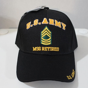Puede incluir: Gorra de béisbol negra con bordado amarillo que dice "U.S. ARMY" y "MSG RETIRED". La gorra también tiene un distintivo de rango verde y amarillo.
