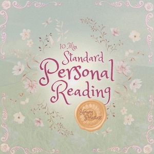 Puede incluir: Imagen con un fondo verde suave, adornada con elementos florales y botánicos. El texto dice "10 Min Standard Personal Reading" en una fuente decorativa. También hay un sello dorado con el texto "Honey Priestess".