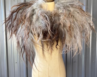 Bufanda/cuello de lana afieltrada para cabello largo, hecha a mano.