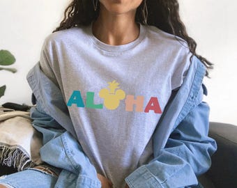 Camiseta de manga corta unisex Bella Canvas con diseño de parques Aloha, ideal como regalo para amantes de Mickey y sus amigos.