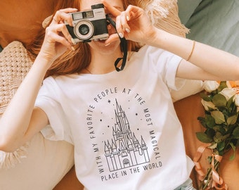 Retro Magic Castle - Familienurlaub - Komfortfarben - Familie passende Hemden - Vintage Parks - Unisex Jersey Kurzarm T