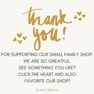 Puede incluir: &iexcl;Gracias! Un gr&aacute;fico de texto dorado con corazones sobre un fondo blanco. El texto dice "&iexcl;Gracias!" y "Por apoyar nuestra peque&ntilde;a tienda familiar. Estamos muy agradecidos. &iquest;Ves algo que te guste? Haz clic en el coraz&oacute;n y tambi&eacute;n agrega nuestra tienda a tus favoritos!" Yo Ho T-shirt Co.