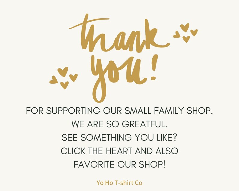 Puede incluir: &iexcl;Gracias! Un gr&aacute;fico de texto dorado con corazones sobre un fondo blanco. El texto dice "&iexcl;Gracias!" y "Por apoyar nuestra peque&ntilde;a tienda familiar. Estamos muy agradecidos. &iquest;Ves algo que te guste? Haz clic en el coraz&oacute;n y tambi&eacute;n agrega nuestra tienda a tus favoritos!" Yo Ho T-shirt Co.